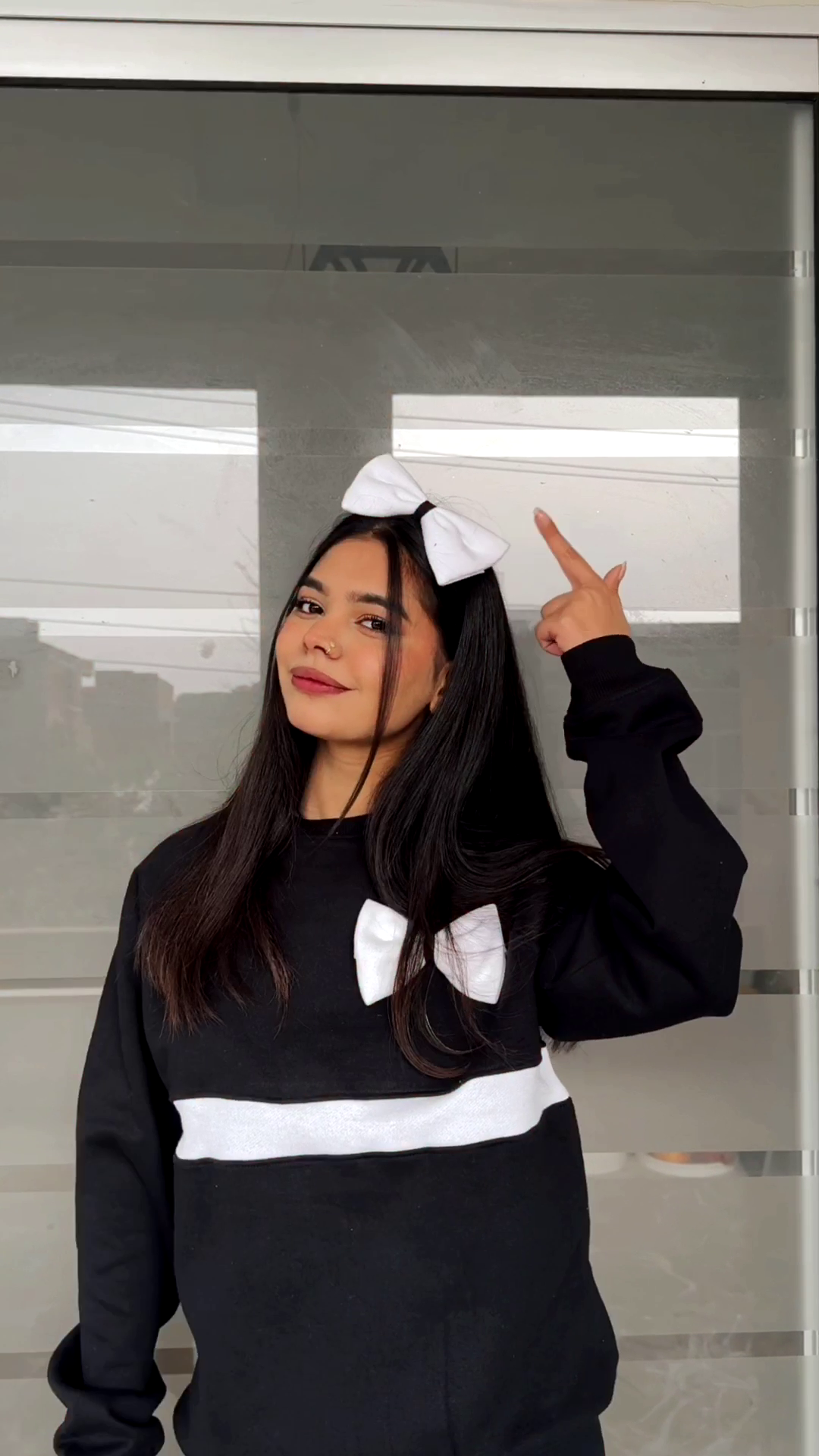 Winter White Rabbon Sweatshirt + Gift